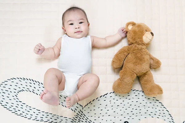 Asiático Bebé Sano Chico Acostado Con Oso Juguete Juego Manta — Foto de Stock