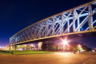 Novosibirsk şehir içinde ışıklı köprü