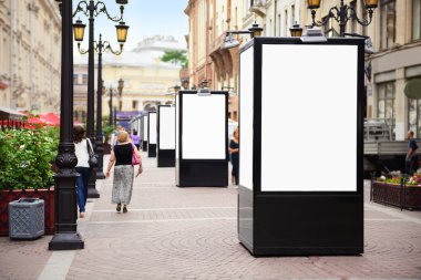 Sokakta boş dikey reklam panoları