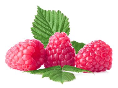 Yeşil yapraklı taze ahududu.