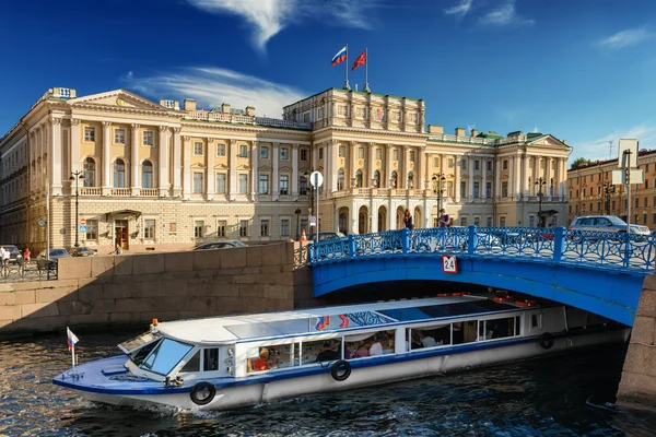 Речной канал с лодкой в Санкт-Петербурге — стоковое фото