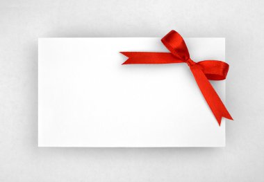 Kağıt kartındaki kırmızı ipek yay