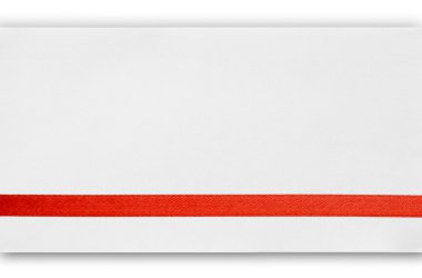 Kırmızı kurdele kağıt kartındaki