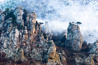 Sisli dağ manzarası