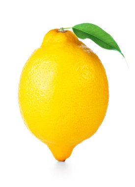 Olgun limon yeşil yaprak ile