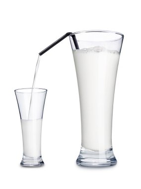 Kupası fincan süt döktü