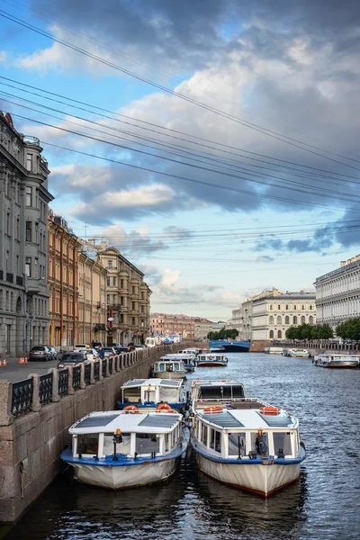 Речной канал с лодками — стоковое фото