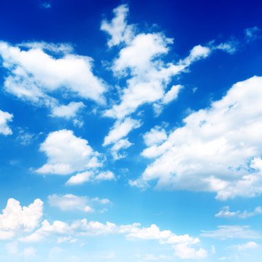 Mavi gökyüzündeki bulutlar