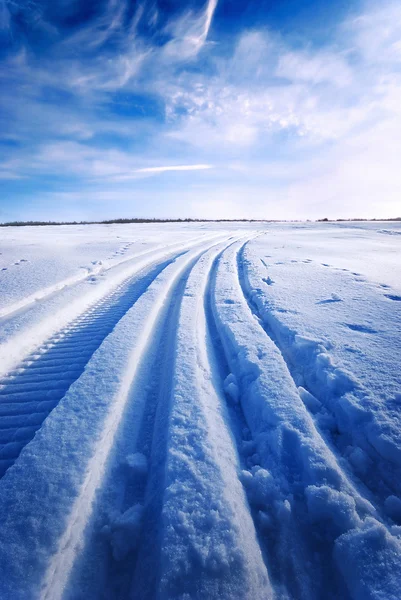 Spår av snöskoter på snö — Stockfoto