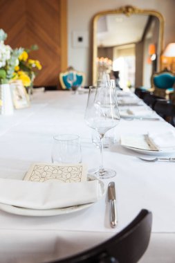 Şenlik için sarı güllerle dolu bir masa.