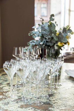 Lokantada yansıması olan parlak boş bardaklar. Yemek konsepti. Sıraya dizilmiş boş şarap kadehleri. Tatil için hazırlık