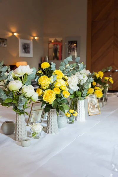 节日宴会桌上摆满了黄色玫瑰的桌子 — 图库照片