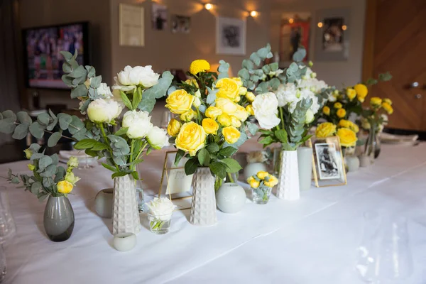 Conjunto Mesa Con Rosas Amarillas Para Una Fiesta Festiva — Foto de Stock