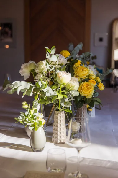 Conjunto Mesa Con Rosas Amarillas Para Una Fiesta Festiva — Foto de Stock