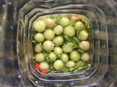 Plastik bir şişede taze yeşil biberli taze bektaşi üzümü.