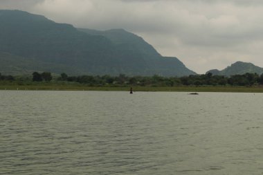 Dağ ve göl suyunun bulanık ve bulutlu arkaplanı