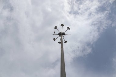 Gündüz sokak lambası, arka planda beyaz bulutlar