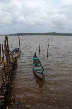 Goa 'da okyanusta yüzen boş bir tekne.