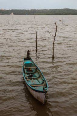 Goa 'da okyanusta yüzen boş bir tekne.