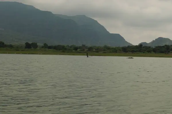 Dağ ve göl suyunun bulanık ve bulutlu arkaplanı