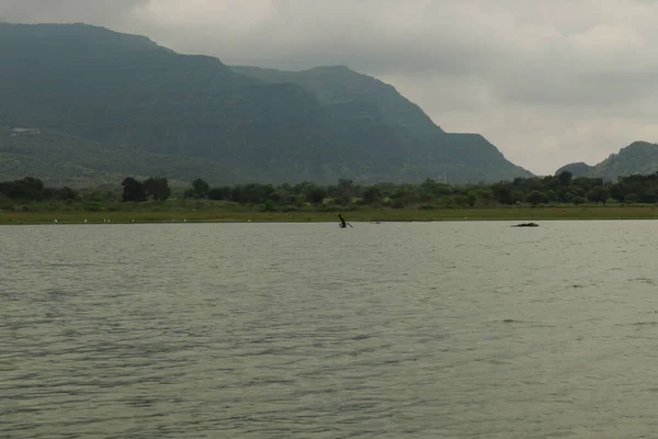 Dağ ve göl suyunun bulanık ve bulutlu arkaplanı
