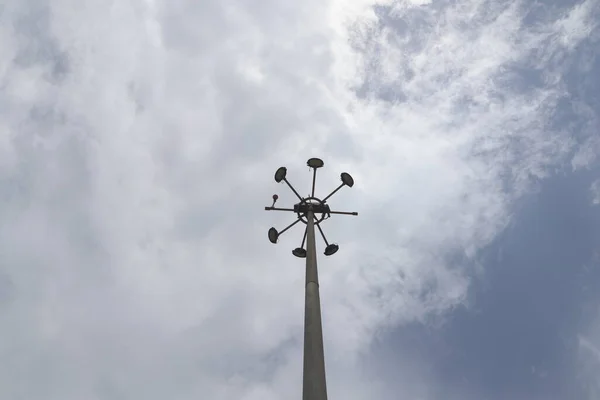 Gündüz sokak lambası, arka planda beyaz bulutlar