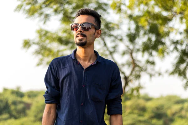 Portret Van Een Jonge Indiaan Met Een Blauw Hemd Spijkerbroek — Stockfoto