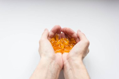 Beslenme takviyeleri. Mavi arka planda balık şeklinde Omega 3 kapsülleri. Düz yatıyordu. Sağlık desteği ve tedavi. Biyolojik olarak aktif katkı maddeleri. DHA, EPA