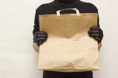 Yemek servisi. Yemek paketi olan bir kurye.