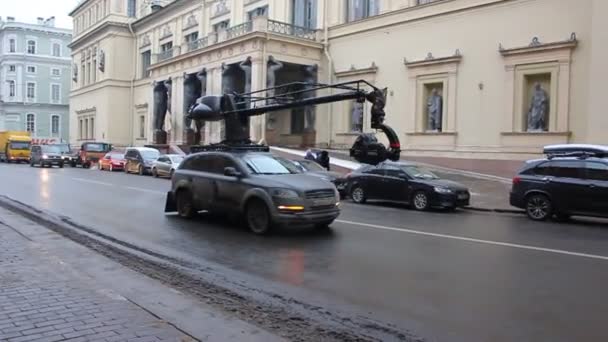 Rosyjski arm.car ze sprzętem do kręcenia filmów i pościgów samochodowych. maszyna z dźwigiem operatora na dachu. produkcja filmowa. kręcenie filmów — Wideo stockowe