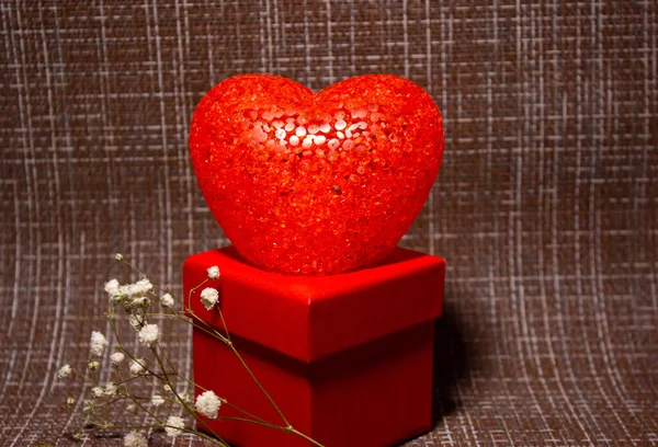 Κουτί δώρου και καρδιά στο τραπέζι για την ημέρα του Αγίου Βαλεντίνου. — Φωτογραφία Αρχείου