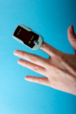 Kan oksijen doygunluğunu ve nabız oksimetresi ile koronavirüsün sağlık durumunu izlemek