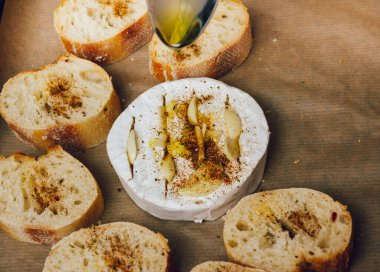 DIY fırında peynirli camembert talimatı. Adım adım. 4. adım zeytinyağı ekle. Küflenmiş peynirli peynir..