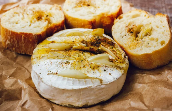 Casero bricolaje al horno camembert con garlic.cheese con queso mold.baked blanco. — Foto de Stock