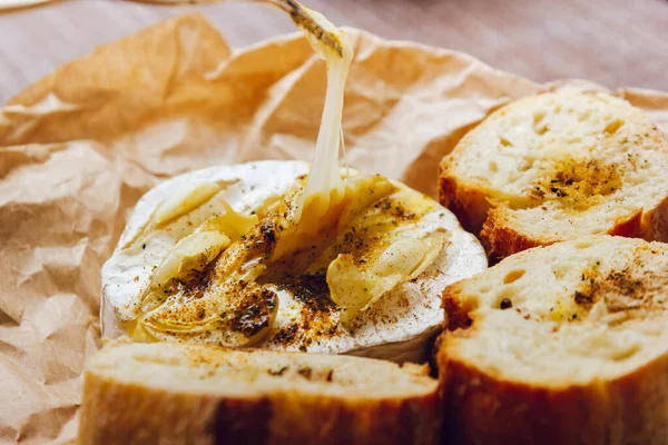 DIY gebackenen Käse Camembert Anleitung Schritt für Schritt. Schritt 5 Camembert-Verkostung. Schmelzkäse streckt sich. Käse mit weißem Schimmelpilz — Stockfoto