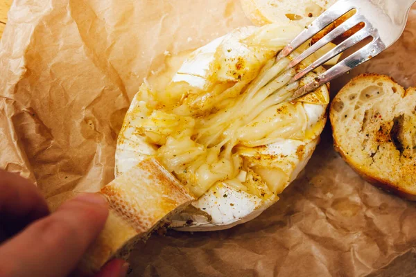 DIY baked cheese camembert instruction step by step. step 5 Camembert tasting. melted cheese stretches. cheese with white mold.moldy cheese — Stock Photo, Image