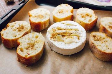 DIY fırında peynirli camembert talimatı. Adım adım. Üçüncü adım: Ekmek ve camembert peynirini bir kabın üzerine koyun ve baharatları ekleyin. Küflenmiş peynirli peynir..