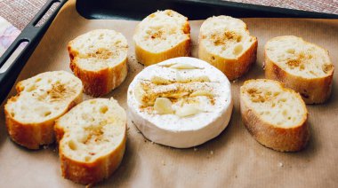 DIY fırında peynirli camembert talimatı. Adım adım. Üçüncü adım: Ekmek ve camembert peynirini bir kabın üzerine koyun ve baharatları ekleyin. Küflenmiş peynirli peynir..