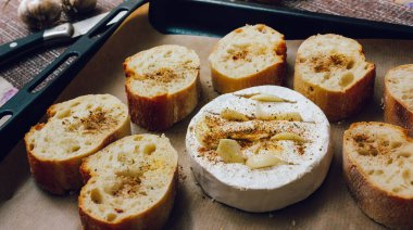 DIY fırında peynirli camembert talimatı. Adım adım. Üçüncü adım: Ekmek ve camembert peynirini bir kabın üzerine koyun ve baharatları ekleyin. Küflenmiş peynirli peynir..