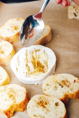 DIY fırında peynirli camembert talimatı. Adım adım. 4. adım zeytinyağı ekle. Küflenmiş peynirli peynir.