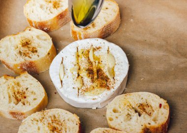 DIY fırında peynirli camembert talimatı. Adım adım. 4. adım zeytinyağı ekle. Küflenmiş peynirli peynir.