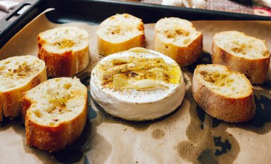 Ev yapımı DIY fırınlanmış sarımsaklı camembert peyniri. Beyaz küflü peynir..