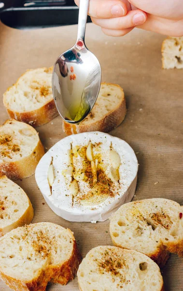 Diy Baked Cheese Camembert Instruction Step Step Step Add Olive — Stock Photo, Image