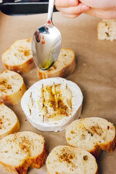 Diy Baked Cheese Camembert Instruction Step Step Step Add Olive — Stock Photo, Image