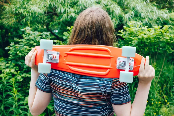 Close Menina Elegante Carregando Penny Board Parque Cidade Verão — Fotografia de Stock