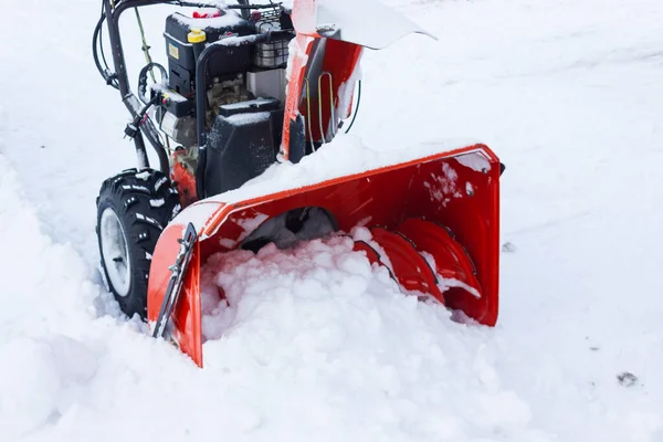 En snöslunga är den bästa assistenten för snöröjning på vintern. Snöplogning med snöplog.onormal mängd snö Stockfoto
