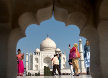 Agra, Hindistan - 15 Şubat 2018: Hindistan ve dünyanın dört bir yanından gelen turistler Tac Mahal 'i ziyaret ediyor, Taj Mahal Agra' da bir UNESCO Dünya Mirası sahası.