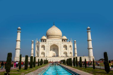 Agra, Hindistan - 15 Şubat 2018: Hindistan ve dünyanın dört bir yanından gelen turistler Tac Mahal 'i ziyaret ediyor, Taj Mahal Agra' da bir UNESCO Dünya Mirası sahası.
