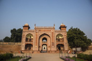 Agra, Hindistan - 15 Şubat 2018: Hindistan ve dünyanın dört bir yanından gelen turistler Tac Mahal 'i ziyaret ediyor, Taj Mahal Agra' da bir UNESCO Dünya Mirası sahası.