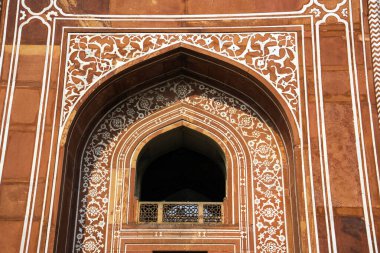 Mücevher Kutusu ya da Bebek Taj olarak adlandırılan Itmad-Ud-Daulah 'ın mezarının duvarındaki geometrik desenli yapı Agra, Uttar Pradesh, Hindistan' da yer almaktadır..